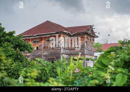 Bangkok, Thailand - August 14, 2023: Windsor House, a historical teakwood of XIX century, in Kudi Chin neighborhood. Stock Photo