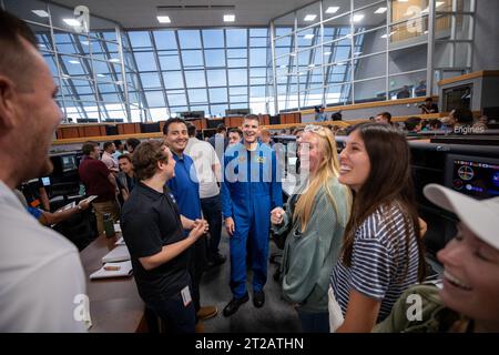 Artemis II Crew with EGS. Artemis II NASA astronauts were at the agency’s Kennedy Space Center in Florida on Aug. 7, 2023. CSA (Canadian Space Agency) astronaut Jeremy Janson talks with members of the Artemis launch team inside Firing Room 1 of the Launch Control Center. Hanson and fellow Artemis II astronauts Victor Glover, Christina Koch, and Reid Weisman are at the center to meet workers and tour facilities. The approximately 10-day Artemis II flight will test NASA’s foundational human deep space exploration capabilities, the Space Launch System rocket and Orion spacecraft, for the first ti Stock Photo