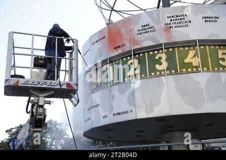 Die Reinigung der Weltzeituhr nach einer Aktion der Klimaaktivisten am 18.10.2023 *** The cleaning of the world clock after an action of climate activists on 18 10 2023. Credit: Imago/Alamy Live News Stock Photo