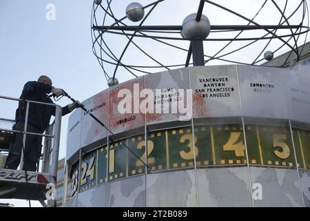 Die Reinigung der Weltzeituhr nach einer Aktion der Klimaaktivisten am 18.10.2023 *** The cleaning of the world clock after an action of climate activists on 18 10 2023. Credit: Imago/Alamy Live News Stock Photo