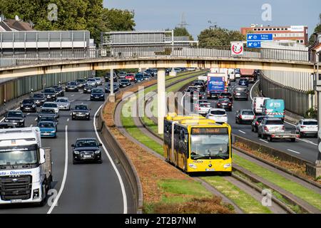 Congestion on the A40 motorway, Ruhrschnellweg, bus lane in the middle of the lanes, public transport can travel without congestion, in Essen, near mo Stock Photo