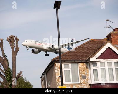 London Heathrow Airport Hounslow Aeromexico  Boeing 787-9 Dreamliner aircraft on approach to landing low flying over residential housing. Aerovías de México, S.A. de C.V. operating as Aeroméxico, is the flag carrier of Mexico Stock Photo