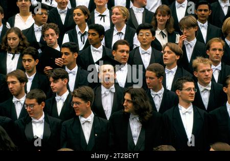 Freshers Week group photograph 1990s UK. With his mortarboard cockeyed, bow tie askew, fatigued and yawning a Magdalen College student takes centre stage for the annual group matriculant’s photograph. Matriculation is the ceremony that marks your formal admission to the University. Oxford, Oxfordshire, England September 1990s 1995 UK HOMER SYKES Stock Photo