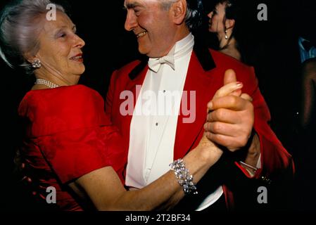 Couple dancing at the Warwickshire Hunt Ball, a Master of the Foxhounds MFH in hunting pink. The Hunt Ball at Tysoe Manor, celebrates the end of the hunting season. Tysoe, Warwickshire, England April 1982. 1980s UK HOMER SYKES. Stock Photo