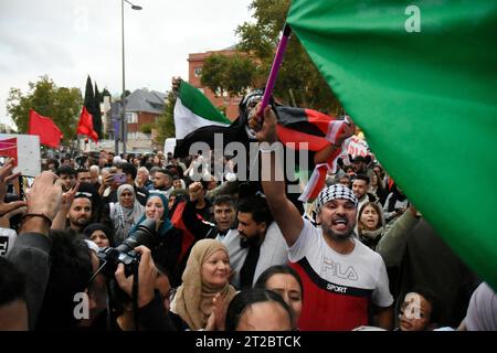 Madrid, Madrid, Spain. 18th Oct, 2023. About 300 people gathered this Wednesday afternoon in front of the Israeli embassy in Spain, on VelÃ¡zquez Street in Madrid, to protest against the attacks in Gaza (Credit Image: © Richard Zubelzu/ZUMA Press Wire) EDITORIAL USAGE ONLY! Not for Commercial USAGE! Stock Photo