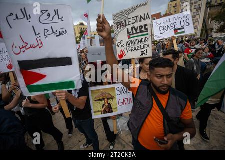 Lisbon, Portugal. 18th Oct, 2023. Activists are seen holding Palestinian flags and placards during a demonstration. The rally calling for a ceasefire and an end to the Israeli-Palestinian conflict was organized by the Portuguese Council for Peace and Cooperation and the Movement for the Rights of the Palestinian People. Credit: SOPA Images Limited/Alamy Live News Stock Photo