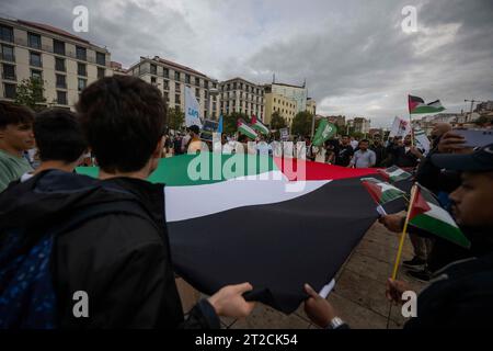 Lisbon, Portugal. 18th Oct, 2023. Activists are seen holding a large Palestinian flag during a demonstration. The rally calling for a ceasefire and an end to the Israeli-Palestinian conflict was organized by the Portuguese Council for Peace and Cooperation and the Movement for the Rights of the Palestinian People. Credit: SOPA Images Limited/Alamy Live News Stock Photo