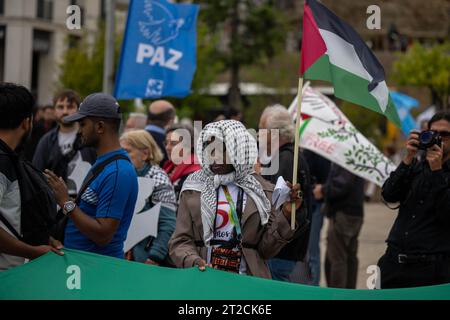 Lisbon, Portugal. 18th Oct, 2023. An activist is seen holding a Palestinian flag during a demonstration at Martim Moniz square. The rally calling for a ceasefire and an end to the Israeli-Palestinian conflict was organized by the Portuguese Council for Peace and Cooperation and the Movement for the Rights of the Palestinian People. (Photo by Jorge Castellanos/SOPA Images/Sipa USA) Credit: Sipa USA/Alamy Live News Stock Photo