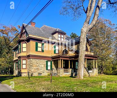 New Paltz, NY - US - Oct 10, 2023 Landscape view of the historic Queen Anne Colonial Revival style Deyo House, located on the Historic Huguenot Street Stock Photo