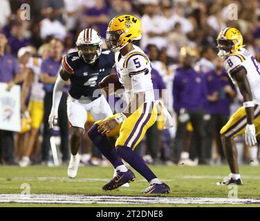 LSU Tigers quarterback Jayden Daniels (5) watches from the sidelines in ...