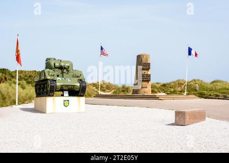 A Sherman tank in front of the memorial to the landing of the Allied forces and French 2nd Armored Division of General Leclerc at Utah Beach, Normandy Stock Photo