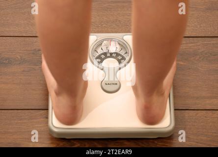 Picture posed by a model File photo dated 03/03/14 of an 11-year-old girl using a set of weighing scales. The proportion of 10 and 11-year-olds who are overweight and obese has dropped, but is still not as low as before the pandemic, NHS data shows. Obesity levels in Year 6 in England fell from 23.4% of pupils in 2021/22 to 22.7% in 2022/23, but are still higher than the 2019/20 pre-pandemic level of 21%. Issue date: Thursday October 19, 2023. Stock Photo