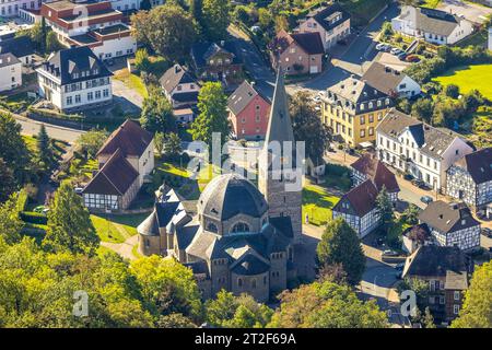 Luftbild, Kath. Sankt Blasius Pfarrkirche, Balve, Sauerland, Nordrhein-Westfalen, Deutschland ACHTUNGxMINDESTHONORARx60xEURO *** Aerial view, Kath Sankt Blasius parish church, Balve, Sauerland, North Rhine Westphalia, Germany ATTENTIONxMINESTHONORARx60xEURO Credit: Imago/Alamy Live News Stock Photo