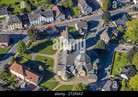 Luftbild, Kath. Sankt Blasius Pfarrkirche, Balve, Sauerland, Nordrhein-Westfalen, Deutschland ACHTUNGxMINDESTHONORARx60xEURO *** Aerial view, Kath Sankt Blasius parish church, Balve, Sauerland, North Rhine Westphalia, Germany ATTENTIONxMINESTHONORARx60xEURO Credit: Imago/Alamy Live News Stock Photo