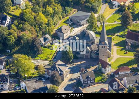 Luftbild, Kath. Sankt Blasius Pfarrkirche, Neubau Pfarrheim Kirchengemeinde St. Blasius am Dechant-Löcker-Weg, Balve, Sauerland, Nordrhein-Westfalen, Deutschland ACHTUNGxMINDESTHONORARx60xEURO *** Aerial view, Kath Sankt Blasius parish church, new building parish home Kirchengemeinde St Blasius am Dechant Löcker Weg, Balve, Sauerland, North Rhine Westphalia, Germany ATTENTIONxMINDESTHONORARx60xEURO Stock Photo