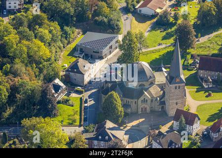 Luftbild, Kath. Sankt Blasius Pfarrkirche, Neubau Pfarrheim Kirchengemeinde St. Blasius am Dechant-Löcker-Weg, Balve, Sauerland, Nordrhein-Westfalen, Deutschland ACHTUNGxMINDESTHONORARx60xEURO *** Aerial view, Kath Sankt Blasius parish church, new building parish home Kirchengemeinde St Blasius am Dechant Löcker Weg, Balve, Sauerland, North Rhine Westphalia, Germany ATTENTIONxMINDESTHONORARx60xEURO Stock Photo