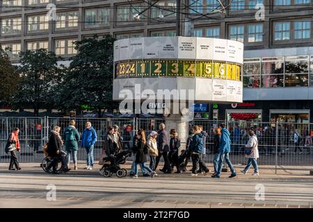 Weltzeituhr am Alexanderplatz nach Reinigung durch Spezialfirma .Die Klimaaktivisten der letzten Generation hatten eine Farbattacke auf das bekannte Wahrzeichen verübt. Weltzeituhr am Alexanderplatz nach Reinigung durch Spezialfirma .Die Klimaaktivisten der letzten Generation hatten eine Farbattacke auf das bekannte Wahrzeichen verübt. *** World time clock at Alexanderplatz after cleaning by special company The climate activists of the last generation had perpetrated a paint attack on the well-known landmark World time clock at Alexanderplatz after cleaning by special company The climate activ Stock Photo