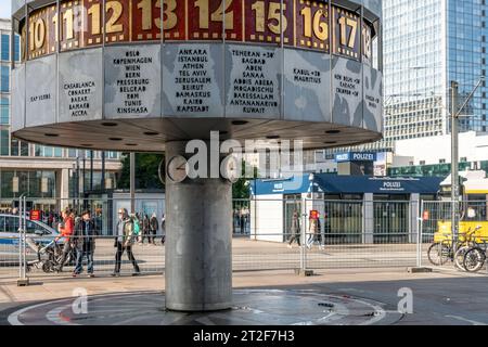 Weltzeituhr am Alexanderplatz nach Reinigung durch Spezialfirma .Die Klimaaktivisten der letzten Generation hatten eine Farbattacke auf das bekannte Wahrzeichen verübt. Weltzeituhr am Alexanderplatz nach Reinigung durch Spezialfirma .Die Klimaaktivisten der letzten Generation hatten eine Farbattacke auf das bekannte Wahrzeichen verübt. Im HG Polizei Wache am Alexanderplatz, Berlin-Mitte *** World time clock at Alexanderplatz after cleaning by special company The climate activists of the last generation had perpetrated a color attack on the well-known landmark World time clock at Alexanderplatz Stock Photo