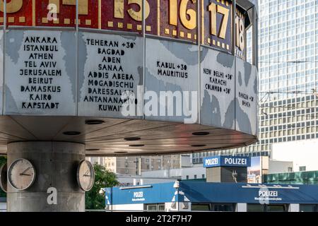 Weltzeituhr am Alexanderplatz nach Reinigung durch Spezialfirma .Die Klimaaktivisten der letzten Generation hatten eine Farbattacke auf das bekannte Wahrzeichen verübt. Weltzeituhr am Alexanderplatz nach Reinigung durch Spezialfirma .Die Klimaaktivisten der letzten Generation hatten eine Farbattacke auf das bekannte Wahrzeichen verübt. Im HG Polizei Wache am Alexanderplatz, Berlin-Mitte *** World time clock at Alexanderplatz after cleaning by special company The climate activists of the last generation had perpetrated a color attack on the well-known landmark World time clock at Alexanderplatz Stock Photo