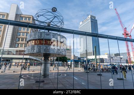 Weltzeituhr am Alexanderplatz nach Reinigung durch Spezialfirma .Die Klimaaktivisten der letzten Generation hatten eine Farbattacke auf das bekannte W Stock Photo