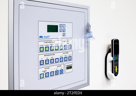Rendsburg, Germany. 07th Oct, 2023. A control unit for lighting, ventilation, temperature and blinds is mounted on the wall in an operating theater. The new operating center at Schön Klinik Rendsburg will go into operation at the end of October 2023. Credit: Frank Molter/dpa/Alamy Live News Stock Photo