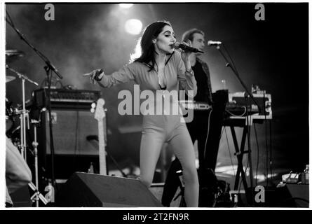 PJ HARVEY, GLASTONBURY FESTIVAL, 1995: PJ Harvey plays the Main Stage at the Glastonbury Festival, Pilton Farm, Somerset, England, 24 June 1995. In 1995 the festival celebrated its 25th anniversary. There was no pyramid stage that year as it had burned down. Photo: ROB WATKINS.   INFO: PJ Harvey is an acclaimed British singer-songwriter and musician known for her distinctive voice and eclectic style. With multiple awards, including the Mercury Prize, her influential work spans rock, punk, and alternative genres, making her a pivotal figure in contemporary music. Stock Photo