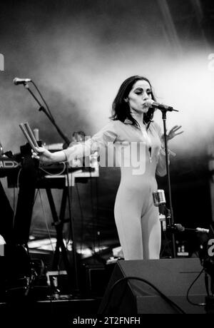 PJ HARVEY, GLASTONBURY FESTIVAL, 1995: PJ Harvey plays the Main Stage at the Glastonbury Festival, Pilton Farm, Somerset, England, 24 June 1995. In 1995 the festival celebrated its 25th anniversary. There was no pyramid stage that year as it had burned down. Photo: ROB WATKINS.   INFO: PJ Harvey is an acclaimed British singer-songwriter and musician known for her distinctive voice and eclectic style. With multiple awards, including the Mercury Prize, her influential work spans rock, punk, and alternative genres, making her a pivotal figure in contemporary music. Stock Photo