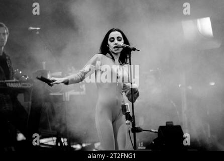 PJ HARVEY, GLASTONBURY FESTIVAL, 1995: PJ Harvey plays the Main Stage at the Glastonbury Festival, Pilton Farm, Somerset, England, 24 June 1995. In 1995 the festival celebrated its 25th anniversary. There was no pyramid stage that year as it had burned down. Photo: ROB WATKINS.   INFO: PJ Harvey is an acclaimed British singer-songwriter and musician known for her distinctive voice and eclectic style. With multiple awards, including the Mercury Prize, her influential work spans rock, punk, and alternative genres, making her a pivotal figure in contemporary music. Stock Photo