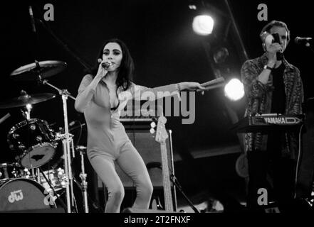 PJ HARVEY, GLASTONBURY FESTIVAL, 1995: PJ Harvey plays the Main Stage at the Glastonbury Festival, Pilton Farm, Somerset, England, 24 June 1995. In 1995 the festival celebrated its 25th anniversary. There was no pyramid stage that year as it had burned down. Photo: ROB WATKINS.   INFO: PJ Harvey is an acclaimed British singer-songwriter and musician known for her distinctive voice and eclectic style. With multiple awards, including the Mercury Prize, her influential work spans rock, punk, and alternative genres, making her a pivotal figure in contemporary music. Stock Photo