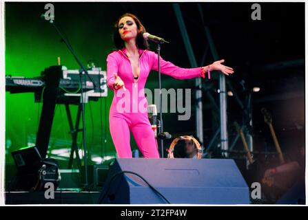 PJ HARVEY, GLASTONBURY FESTIVAL, 1995: PJ Harvey plays the Main Stage at the Glastonbury Festival, Pilton Farm, Somerset, England, 24 June 1995. In 1995 the festival celebrated its 25th anniversary. There was no pyramid stage that year as it had burned down. Photo: ROB WATKINS.   INFO: PJ Harvey is an acclaimed British singer-songwriter and musician known for her distinctive voice and eclectic style. With multiple awards, including the Mercury Prize, her influential work spans rock, punk, and alternative genres, making her a pivotal figure in contemporary music. Stock Photo