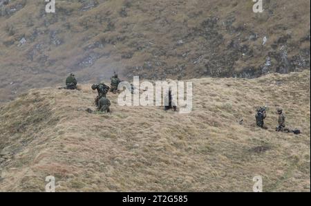 Kommandosoldaten des Schweizer Kommando Spezialkräfte KSK führen auf der Axalp den Einsatz von Waffen, insbesondere von Maschinengewehr und Panzerfaust im scharfen Schuss, vor. Flugvorführungen der Schweizer Luftwaffe auf dem Fliegerschiessplatz Axalp-Ebenfluh am 18. Oktober 2023. Axalp ob Brienz Kanton Bern Schweiz *** Commandos of the Swiss Special Forces Command KSK demonstrate the use of weapons, in particular machine guns and bazookas in live fire, on the Axalp in front of flight demonstrations of the Swiss Air Force at the air force firing range Axalp Ebenfluh on 18 October 2023 Axalp ob Stock Photo