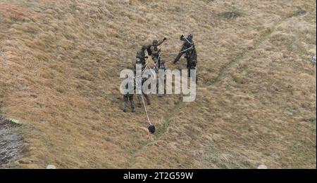 Kommandosoldaten des Schweizer Kommando Spezialkräfte KSK werden auf der Axalp nach ihrem Einsatz von einem Helikopter AS-332 Super Puma an einem Seil hängend aufgenommen und zügig verbracht. Flugvorführungen der Schweizer Luftwaffe auf dem Fliegerschiessplatz Axalp-Ebenfluh am 18. Oktober 2023. Axalp ob Brienz Kanton Bern Schweiz *** Commandos of the Swiss Special Forces Command KSK are picked up by a helicopter AS 332 Super Puma hanging on a rope on the Axalp after their mission and quickly taken away. Flight demonstrations of the Swiss Air Force on the air force firing range Axalp Ebenfluh Stock Photo