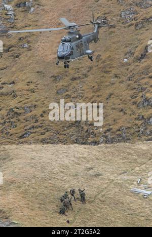 Kommandosoldaten des Schweizer Kommando Spezialkräfte KSK werden auf der Axalp nach ihrem Einsatz von einem Helikopter AS-332 Super Puma an einem Seil hängend aufgenommen und zügig verbracht. Flugvorführungen der Schweizer Luftwaffe auf dem Fliegerschiessplatz Axalp-Ebenfluh am 18. Oktober 2023. Axalp ob Brienz Kanton Bern Schweiz *** Commandos of the Swiss Special Forces Command KSK are picked up by a helicopter AS 332 Super Puma hanging on a rope on the Axalp after their mission and quickly taken away. Flight demonstrations of the Swiss Air Force on the air force firing range Axalp Ebenfluh Stock Photo