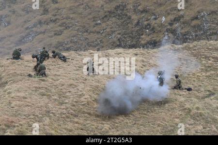 Schussabgabe mit Panzerfaust rechts. Kommandosoldaten des Schweizer Kommando Spezialkräfte KSK führen auf der Axalp den Einsatz von Waffen, insbesondere von Maschinengewehr und Panzerfaust im scharfen Schuss, vor. Flugvorführungen der Schweizer Luftwaffe auf dem Fliegerschiessplatz Axalp-Ebenfluh am 18. Oktober 2023. Axalp ob Brienz Kanton Bern Schweiz *** Firing with bazooka right Commandos of the Swiss Special Forces Command KSK demonstrate the use of weapons, in particular machine gun and bazooka in live fire, on the Axalp in front of flight demonstrations of the Swiss Air Force at the air Stock Photo