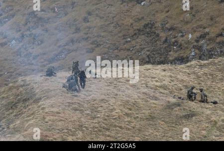 Kommandosoldaten des Schweizer Kommando Spezialkräfte KSK führen auf der Axalp den Einsatz von Waffen, insbesondere von Maschinengewehr und Panzerfaust im scharfen Schuss, vor. Flugvorführungen der Schweizer Luftwaffe auf dem Fliegerschiessplatz Axalp-Ebenfluh am 18. Oktober 2023. Axalp ob Brienz Kanton Bern Schweiz *** Commandos of the Swiss Special Forces Command KSK demonstrate the use of weapons, in particular machine guns and bazookas in live fire, on the Axalp in front of flight demonstrations of the Swiss Air Force at the air force firing range Axalp Ebenfluh on 18 October 2023 Axalp ob Stock Photo