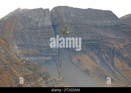 Kommandosoldaten des Schweizer Kommando Spezialkräfte KSK werden auf der Axalp nach ihrem Einsatz von einem Helikopter AS-332 Super Puma an einem Seil hängend aufgenommen und zügig verbracht. Flugvorführungen der Schweizer Luftwaffe auf dem Fliegerschiessplatz Axalp-Ebenfluh am 18. Oktober 2023. Axalp ob Brienz Kanton Bern Schweiz *** Commandos of the Swiss Special Forces Command KSK are picked up by a helicopter AS 332 Super Puma hanging on a rope on the Axalp after their mission and quickly taken away. Flight demonstrations of the Swiss Air Force on the air force firing range Axalp Ebenfluh Stock Photo