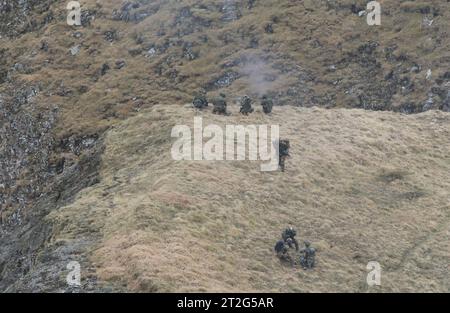 Kommandosoldaten des Schweizer Kommando Spezialkräfte KSK führen auf der Axalp den Einsatz von Waffen, insbesondere von Maschinengewehr und Panzerfaust im scharfen Schuss, vor. Flugvorführungen der Schweizer Luftwaffe auf dem Fliegerschiessplatz Axalp-Ebenfluh am 18. Oktober 2023. Axalp ob Brienz Kanton Bern Schweiz *** Commandos of the Swiss Special Forces Command KSK demonstrate the use of weapons, in particular machine guns and bazookas in live fire, on the Axalp in front of flight demonstrations of the Swiss Air Force at the air force firing range Axalp Ebenfluh on 18 October 2023 Axalp ob Stock Photo