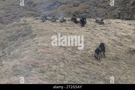 Kommandosoldaten des Schweizer Kommando Spezialkräfte KSK führen auf der Axalp den Einsatz von Waffen, insbesondere von Maschinengewehr und Panzerfaust im scharfen Schuss, vor. Flugvorführungen der Schweizer Luftwaffe auf dem Fliegerschiessplatz Axalp-Ebenfluh am 18. Oktober 2023. Axalp ob Brienz Kanton Bern Schweiz *** Commandos of the Swiss Special Forces Command KSK demonstrate the use of weapons, in particular machine guns and bazookas in live fire, on the Axalp in front of flight demonstrations of the Swiss Air Force at the air force firing range Axalp Ebenfluh on 18 October 2023 Axalp ob Stock Photo