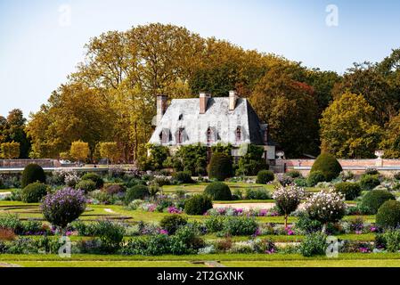 Loire Valley, Chenonceau, Tours, France - September 6, 2023: Wide view of the beautiful and famous gardens of the castle Chenonceau in fall season Stock Photo