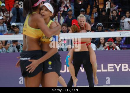 Tlaxcala, Ciudad de Mexico, Mexico. 15th Oct, 2023. KELLY CHENG and SARA HUGHES of the USA celebrate the victory during the Beach Volleyball World Championship Women's Final between USA and Brazil. Cheng-Hughes won in straight sets over the world's No. 1 ranked pair and defending world champions of ANA PATRICIA SILVA RAMOS and EDUARDA SANTOS LISBOA of Brazil, 21-16, 24-22. (Credit Image: © Essene Hernandez/eyepix via ZUMA Press Wire) EDITORIAL USAGE ONLY! Not for Commercial USAGE! Stock Photo