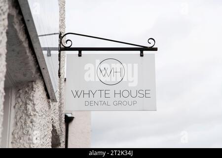 White House dental group protruding sign on pretty hanger Stock Photo
