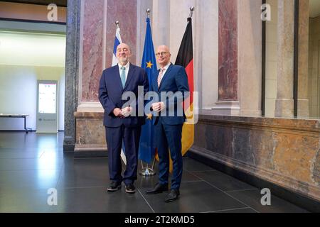 Bundesrat, Ron Prosor, Peter Tschentscher 1037. Sitzung des Bundesrates am 20. Oktober 2023 Bundesratspräsident Peter Tschentscher Ron Prosor, Botschafter von Israel in der Bundesrepublik Berlin Berlin GER *** Bundesrat, Ron Prosor, Peter Tschentscher 1037 Meeting of the Bundesrat on 20 October 2023 President of the Bundesrat Peter Tschentscher Ron Prosor, Ambassador of Israel to the Federal Republic of Berlin Berlin GER Credit: Imago/Alamy Live News Stock Photo