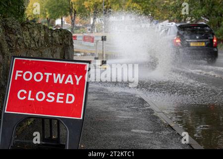 Bewdley, UK. 20th October, 2023. UK weather: Storm Babet causing severe flooding across the Midlands. Pathways closed and roads flooded as commuters make their way to work. Credit: Lee Hudson/Alamy Live News Stock Photo