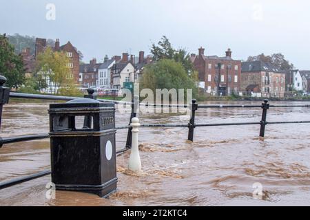 Bewdley, UK. 20th October, 2023. UK weather: Storm Babet causing severe flooding across the Midlands. The River Severn in Bewdley is close to flooding while works across the river (at Beale's Corner) are still ongoing for the promised fixed flood defences. Credit: Lee Hudson/Alamy Live News Stock Photo