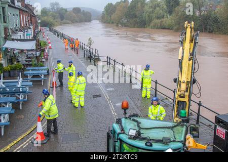 Bewdley, UK. 20th October, 2023. UK weather: Storm Babet causing severe flooding across the Midlands. The River Severn in Bewdley is close to flooding as Environment Agency workers speedily set to work installing the flood defences. Credit: Lee Hudson/Alamy Live News Stock Photo