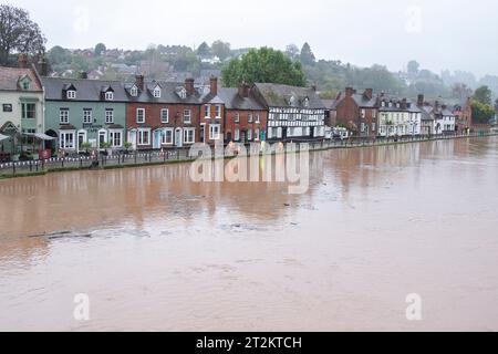 Bewdley, UK. 20th October, 2023. UK weather: Storm Babet causing severe flooding across the Midlands. The River Severn in Bewdley is close to flooding as Environment Agency workers speedily set to work installing the flood defences. Credit: Lee Hudson/Alamy Live News Stock Photo