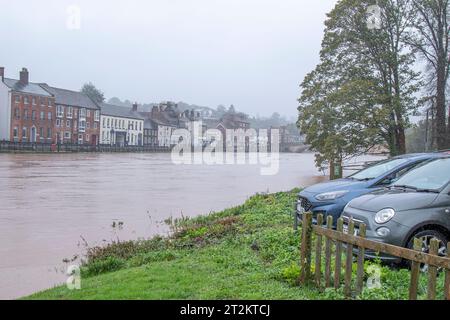 Bewdley, UK. 20th October, 2023. UK weather: Storm Babet causing severe flooding across the Midlands. The River Severn in Bewdley is close to flooding as Environment Agency workers speedliy set to work installing the flood defences. Credit: Lee Hudson/Alamy Live News Stock Photo