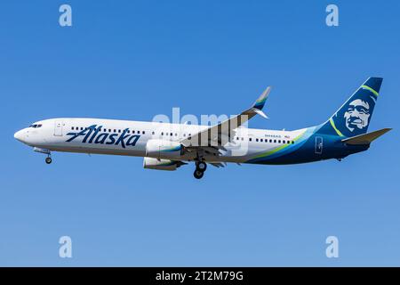 N448AS Alaska Airlines Boeing 737-990ER(WL)  landing at Los Angeles International (LAX / KLAX) Stock Photo