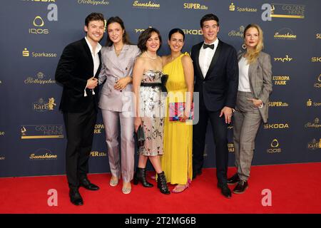 Darsteller ARD-Serie In Aller Freundschaft Verleihung Goldene Henne 2023 Lion Wasczyk, Isabella Krieger, Milena Straube, Sanam Afrashteh, Philipp Danne und Mirka Pigulla v.l.n.r. auf dem roten Teppich. Verleihung der Goldenen Henne 2023 am 13.10.2023 im Studio 3 der Media City des MDR. Leipzig, Sachsen, Deutschland. *** Cast ARD series In Aller Freundschaft award ceremony Golden Hen 2023 Lion Wasczyk, Isabella Krieger, Milena Straube, Sanam Afrashteh, Philipp Danne and Mirka Pigulla from l n r on the red carpet award ceremony Golden Hen 2023 on 13 10 2023 in Studio 3 of the Media City of MDR L Stock Photo