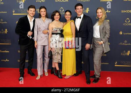 Darsteller ARD-Serie In Aller Freundschaft Verleihung Goldene Henne 2023 Lion Wasczyk, Isabella Krieger, Milena Straube, Sanam Afrashteh, Philipp Danne und Mirka Pigulla v.l.n.r. auf dem roten Teppich. Verleihung der Goldenen Henne 2023 am 13.10.2023 im Studio 3 der Media City des MDR. Leipzig, Sachsen, Deutschland. *** Cast ARD series In Aller Freundschaft award ceremony Golden Hen 2023 Lion Wasczyk, Isabella Krieger, Milena Straube, Sanam Afrashteh, Philipp Danne and Mirka Pigulla from l n r on the red carpet award ceremony Golden Hen 2023 on 13 10 2023 in Studio 3 of the Media City of MDR L Stock Photo